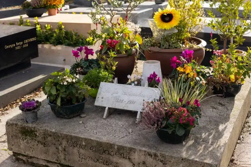 plaque funéraire personnalisée pour honorer un proche